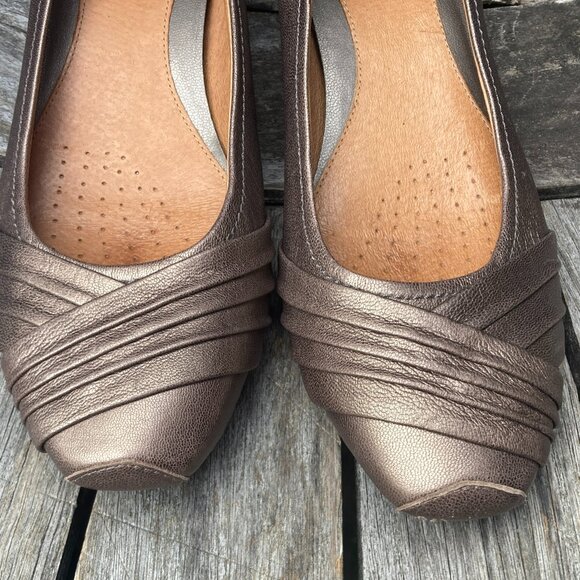 CLARKS LOW HEELED WEDGE BRONZE PUMP 9M - Picture 5 of 12